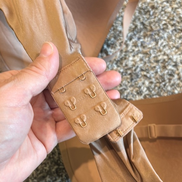 SKIMS Tan Seamless T-Shirt Bra - Picture 7 of 8